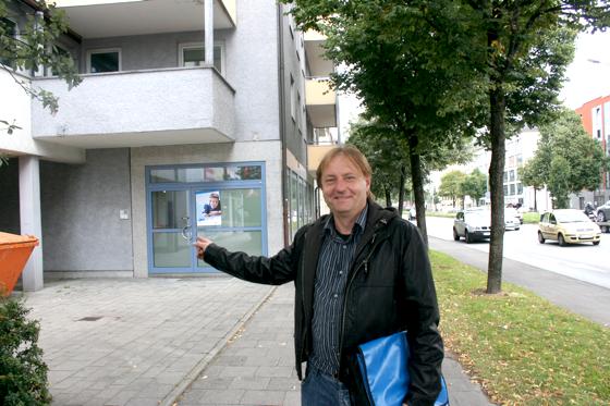 Frederik Kronthaler vom Verein Condrobs vor dem neuen Haus für unbegleitete minderjährige Flüchtlinge in Milbertshofen.	Foto: ws