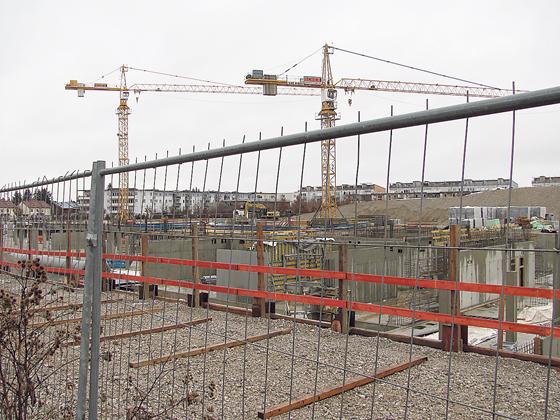 Schnell schreitet der Bau voran  2013 wird das Truderinger Gymnasium fertig. Auch der Schulweg soll dann sicher sein, fordern besorgte Eltern. Foto: bus