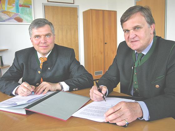 Landrat Gottlieb Fauth (l.) und Grafings Rathauschef Rudolf Heiler haben den Vertrag für den gemeinsamen Mensabau unterschrieben. 	Foto: Landratsamt