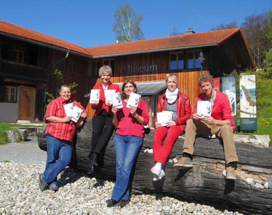 Margarete Meggle-Freund (2. v. l.) und ihr Team präsentieren das neue Programm des Museums Wald und Umwelt.	Foto: Agnes Lang