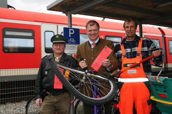 Zeigen Schrotträdern die Rote Karte (v. l.) Udo Wunsch, Bürgermeister Stefan Schelle und Franz Weilguni.	Foto: hol