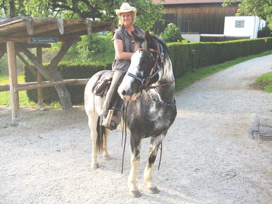Andrea von Kienlin, hier mit dem Pferd Rodado, warnt eindringlich: »Wanderreiten macht süchtig!«	Foto: VFD