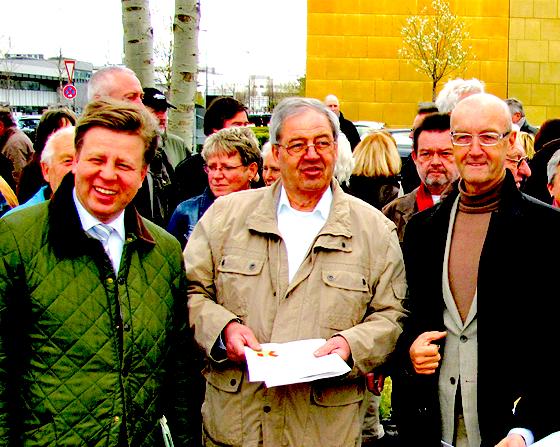 Die Stadträte (v.l.) Robert Brannekämper, Hans Podiuk (CSU) und Michael Mattar (FDP) bei der Trassenwanderung.	Foto: bus