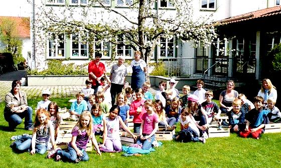 Drittklässler der Grundschule Moosach/Alxing haben mit Mitgliedern des Gartenbauvereins gegartelt.	Foto: Verein