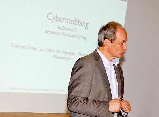Bruno Lux, Leiter der Schulberatungsstelle, informierte anschaulich über „Cybermobbing“. 	Foto: bb