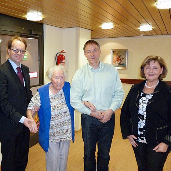 Auguste Ehard freute sich über den SPD-Delegationsbesuch zu ihrem 106. Geburtstag.	 Foto: Privat