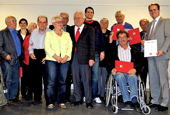 Die langjährigen Mitglieder des SPD-Ortsvereins Trudering-Riem freute sich gemeinsam mit Mdl Markus Rinderspacher (li.) über die Ehrung.	Foto: Privat