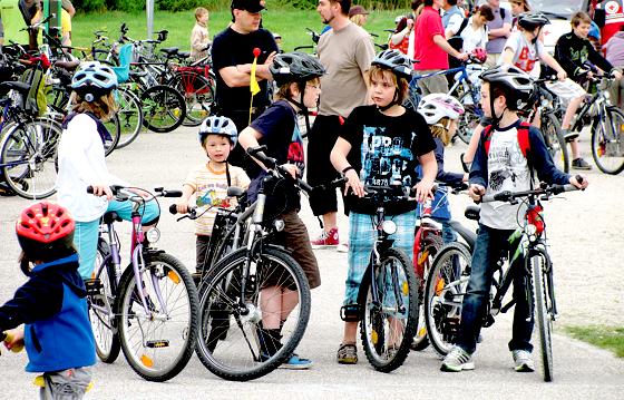 Spannung am Start: Los gehts zur 24 Kilometer langen Radl-Schnitzeljagd für Truderinger Kids.	Foto: bus