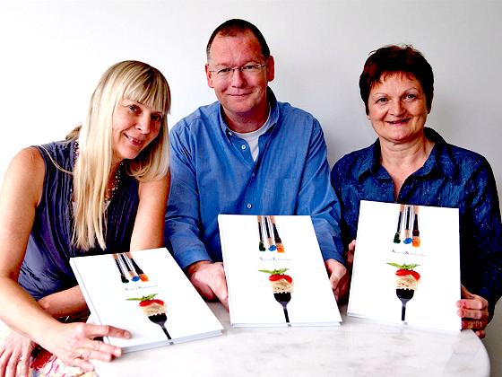 Bettina Nölle-Budka, Holger Oesterling	 und Songart Oesterling (v.l.) sind stolz auf das Buch „Kunst und Kulinarisches“, das die VHS Vaterstetten herausgegeben hat.	Foto: VA