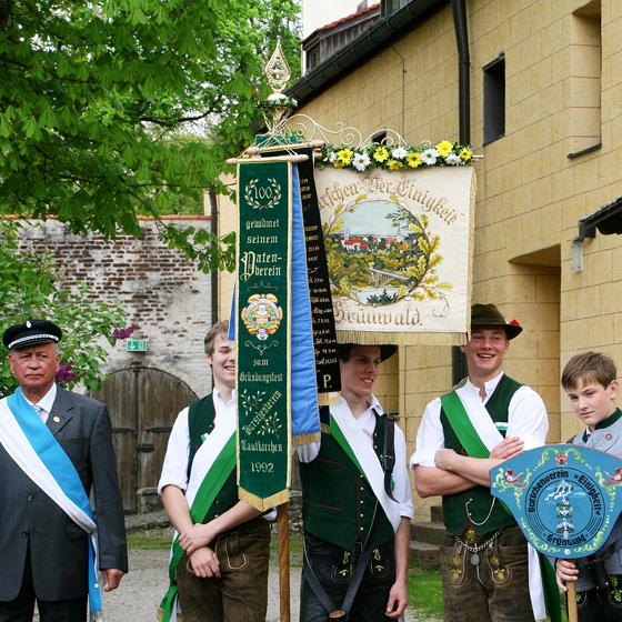 Stolz wehte die Fahne des Grünwalder Burschenvereins zur Jubiläumsfeier. Foto: hol