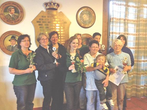 Einige der Siegerinnen des ABC-Schießens, die mit Pokalen und Urkunden geehrt wurden. 	Foto: VA