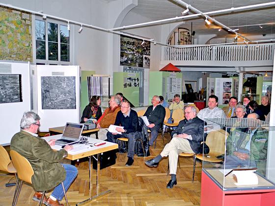 Viel Interessantes, leider wenig Zuhörer, die Versammlung des Fördervereins des Heimatmuseums in Unterhaching. 	Foto: Kohnke
