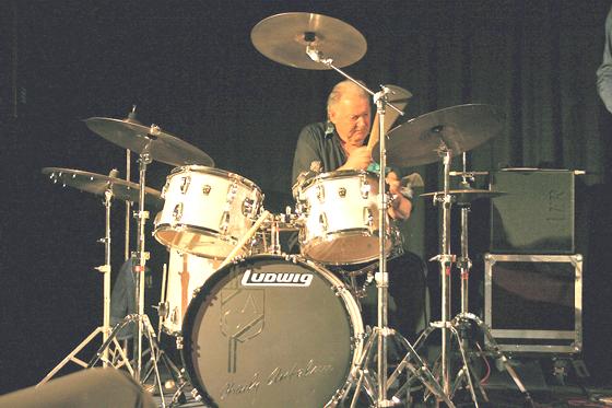Jazz-Drummer Charly Antolini bringt das Pelkovenschlössl zum Beben.	Foto: Uli Krautwasser