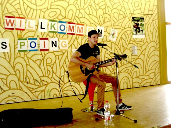 Unterstrichen mit Musik berichtet Tobias Ulm den Schülern von seinen Drogenerfahrungen.	Foto: Privat