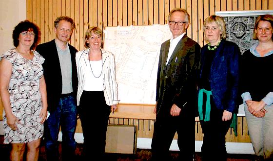 Marina Achhammer, Helmut Breunig, Gunhild Brandhoff, Prof. Roland Dieterle, Ute Michel-Grömling und Annette Kolbe (von links). 	Foto: aha