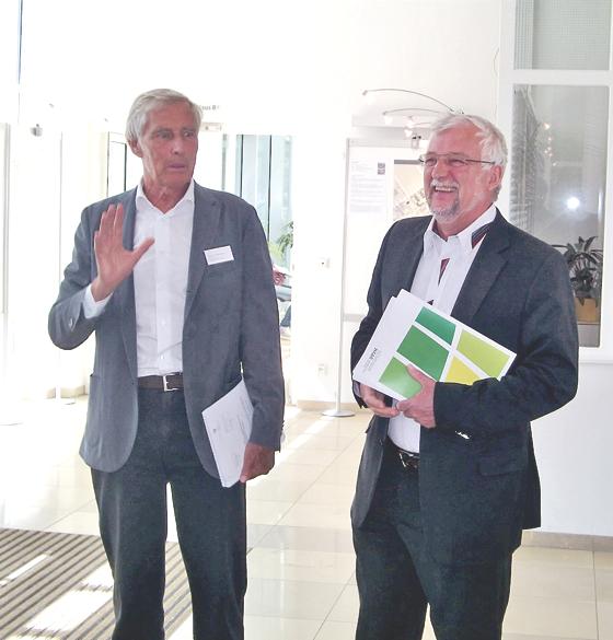 Haars Bürgermeister Helmut Dworzak (rechts) und Jurymitglied Gert F. Goergens freuen sich über die gefundene Lösung.	Foto: ikb