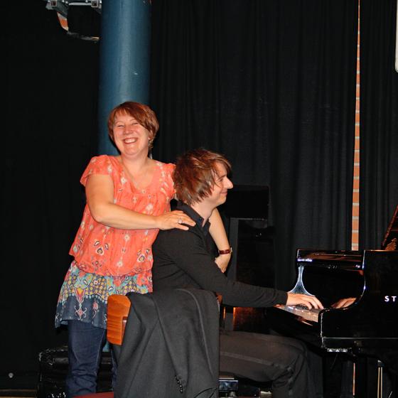 Ein Herz für den Mann am Klavier: Club-Managerin Böhnke-Geisse mit dem Jazz-Pianisten Michael Wollny, der 2010 und 2011 den »Jazz Echo« gewann. Foto: js