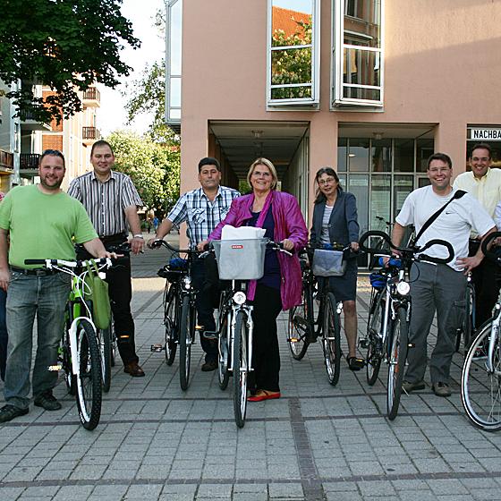 Die Räder sind schon startklar: Bürgermeisterin Hannelore Gabor (Mitte) beteiligt sich mit vielen anderen Stadträten an dem Wettbewerb im Juni. Foto: sl