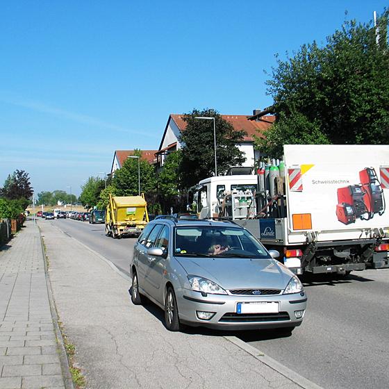 Der gesamte Lieferverkehr für das Gewerbegebiet Perlach läuft über die Weidener Straße. Foto: aha