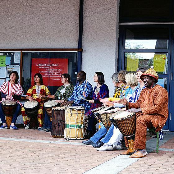 Ein wenig Afrika in Baldham: Unter anderem sorgte Musik aus Guinea beim Feiern für Flair. Foto: Verein