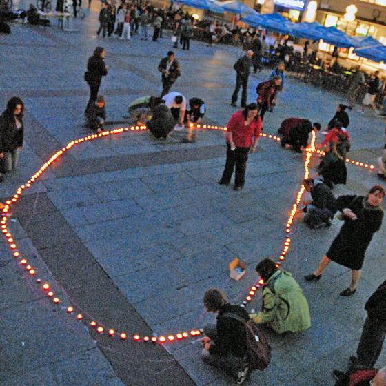 Eine Aidsschleife aus roten Kerzenlichtern soll die Solidarität mit den Infizierten, den Erkrankten und den an Aids Verstorbenen zum Ausdruck bringen. Foto: VA