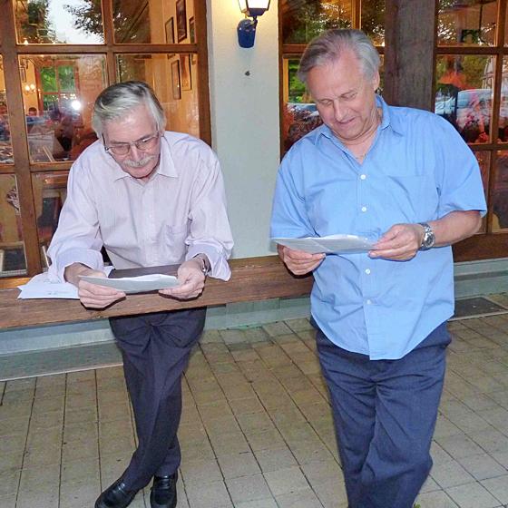 Detlef Salzbrunn (links) und Hans Lutz bildeten den Wahlausschuss. Eine Stunde lang suchten sie vergeblich nach einem Vorstand. Foto: bb