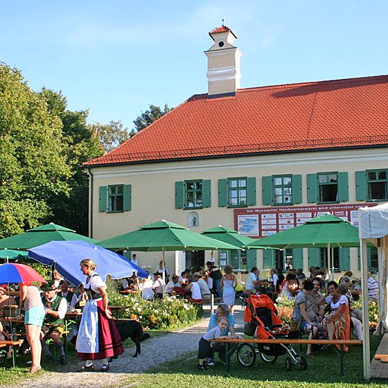 Vor dem Pelkovenschlössl soll Anfang Juli bei den Moosacher Stadtteil-Kulturtagen ein rauschendes Fest für Sommerlaune sorgen. Foto: Archiv