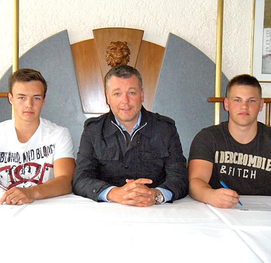 Raphael Kaefer, Klubchef Alexander Stolberg und Markus Eberhardt (v.l.) bei der Vertragsverlängerung der beiden Stürmertalente. Foto: smg