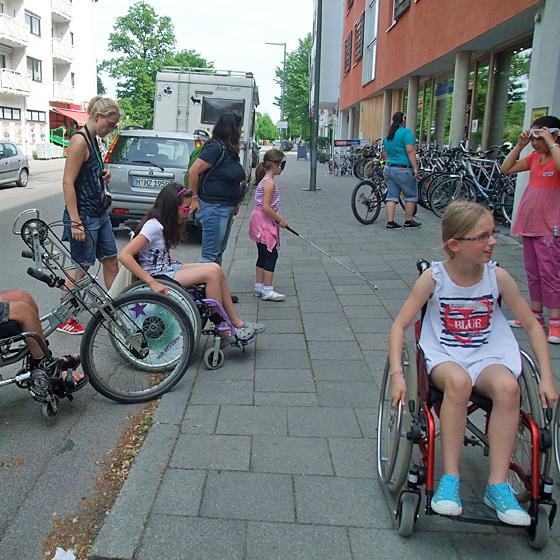 Neue Erfahrungen machen als »Behinderte«: Berg-am-Laimer Kinder testeten ihren Stadtteil auf »Herz und Rampen«. Foto: VA