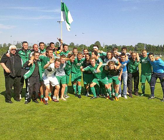 Die Mannschaft des FC Holzkirchen feierte ausgelassen ihren Aufstieg in die Landesliga, der größte Erfolg in der Vereinsgeschichte. Foto: Privat