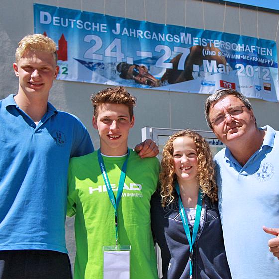 Trainer Elvir Mangafic (rechts) war sehr zufrieden mit seinen Schwimmern Oliver Zeidler, Paskal Winter und Lisa-Marie Geisler (von links). Foto: privat