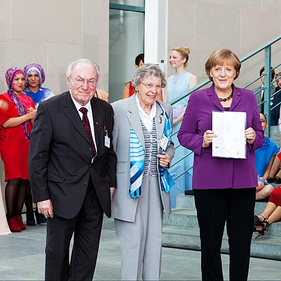 Das Ehepaar Georg und Monika Bauer aus Riemerling wurden von Bundeskanzlerin Angela Merkel im Rahmen von Feierlichkeiten zugunsten des Ehrenamtes für ihr Projekt Solidaris geehrt. Foto: Thomas Effinger