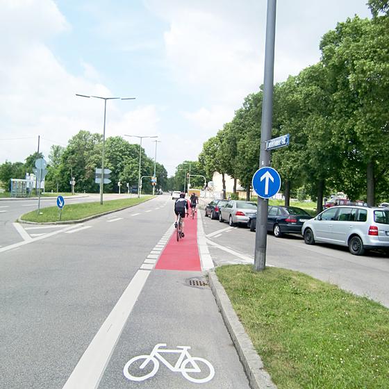 Erkennbar sicherer: Der mit einem roten Belag versehene Radweg an der Einmündung der Landshamer in die Riemer Straße. Foto: ikb