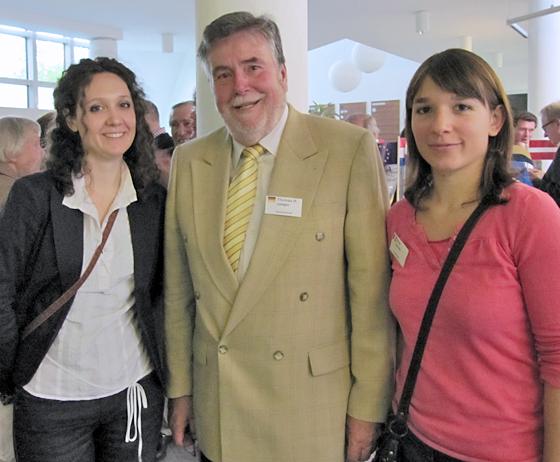 Corine Dutin aus Lyon und Ellise Daviau aus Rennes besuchten den Empfang am Europatag und stießen mit Thomas Jaeger gerne an.  	Foto: hw