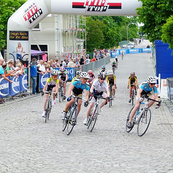 Zum 16. Mal fand das Pfingst-Radrennen statt  Vollgas gaben alle von den Jugendlichen bis zu den Profis. 	Foto: bb