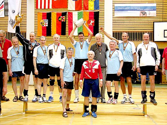 Nach einem spannenden Finale konnten die Milbertshofner Senioren ihren Titel feiern.	Foto: Verein