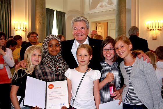 Bundespräsident Joachim Gauck überreichte den Schülerinnen ihren Preis.	Foto: Schule