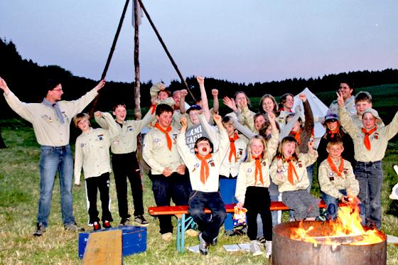 Singen vor dem Lagerfeuer: die Langenbacher Pfadfinder hatten großen Spaß im Zeltlager. 	Foto: VA
