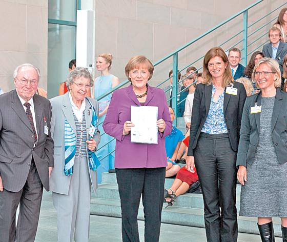 Georg und Monika Bauer (links) nahmen die Ehrung von Bundeskanzlerin Dr. Angela Merkel persönlich entgegen. Foto: Bundeskanzleramt