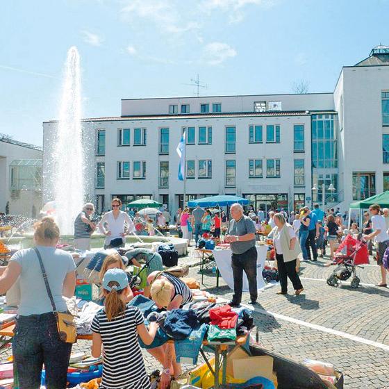 Doppelerfolg bei strahlendem Sonnenschein  Versteigerung und Flohmarkt auf dem Rathausplatz. Foto: JuZ Einstein