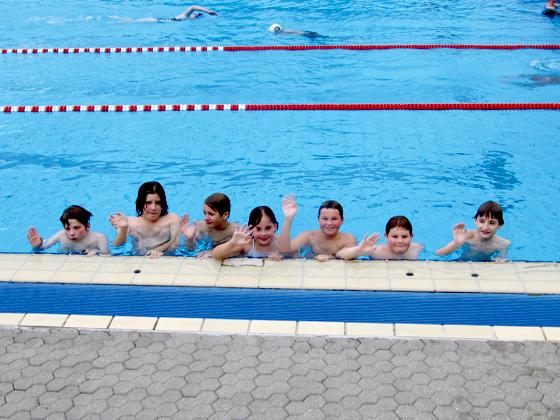 Viel Spaß haben die Mitglieder der Jugendgruppe der BRK  Wasserwacht in Unterhaching.