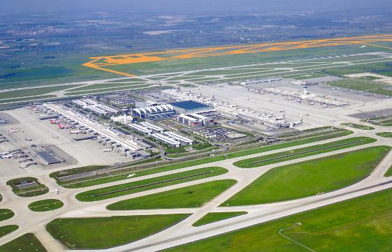 Nordöstlich des Flughafens soll die dritte Startbahn (orange) gebaut werden.   Foto: Werner Hennies