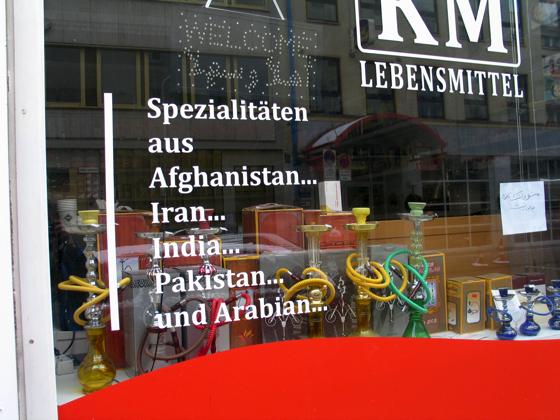 Wie hier in der Landwehrstraße gibt es viele Läden, die einen Hauch von Orient versprühen.	Foto: VHS