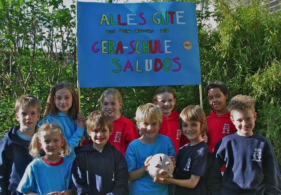 Die Kinder der Grundschule an der Gerastraße mit ihrem prall gefüllten Sparschwein. Die Taschengeldspende geht nach Ecuador, wo das Geld krebskranken Kindern helfen soll.	Foto: Wohlgeschaffen