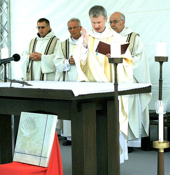 Monsignore Thomas Schlichting segnete den Grundstein für die neue Kapelle.	Foto: Karl Hirt