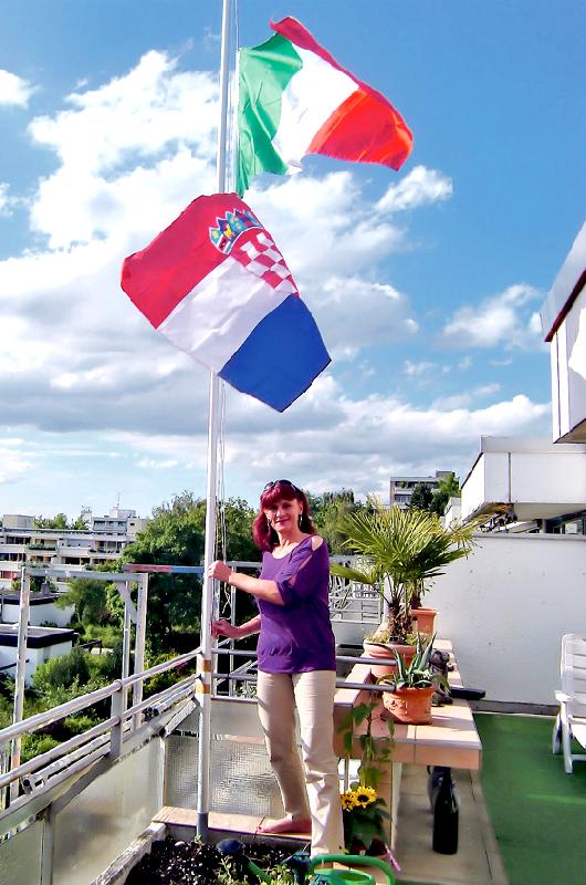 Kathrin Schlenther hisst die Nationalflaggen zum Spiel Italien gegen Kroatien.	Foto: ikb