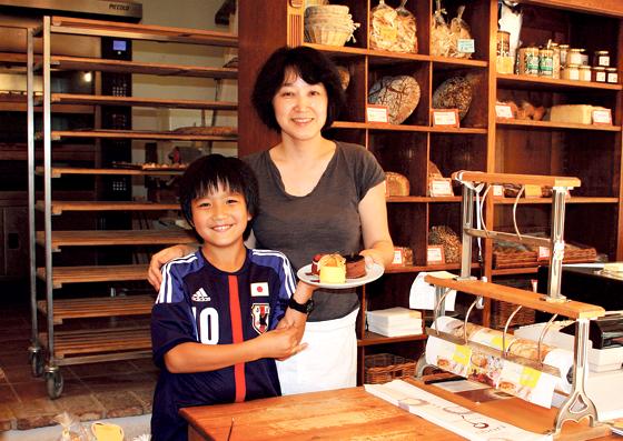 Deutsche Backwaren aus japanischer Hand: Hinako Obori hat in Deutschland ihr Handwerk gelernt. Sohn Hugo liebt Mamas Käsekuchen. 	Foto: js