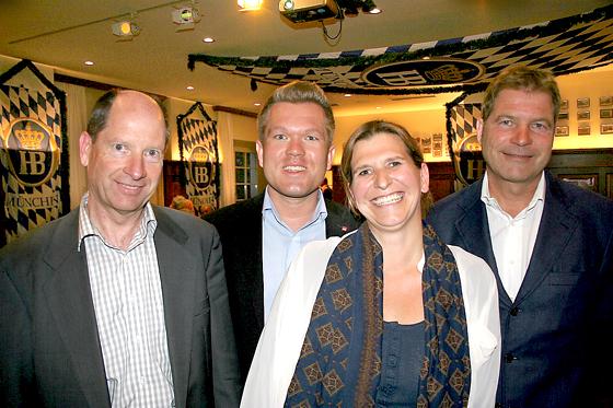 Dr. Axel Berg (rechts) und Florian Post (Mitte) stellten sich bei der Moosacher SPD mit ihrer Ortsvorsitzenden Julia Schönfeld-Knor und Vorstandsmitglied Wolfgang Kuhn vor.	Foto: ws