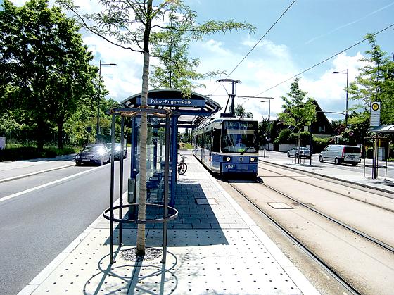 Durch die Tramlinien 16 und 18 von und nach St. Emmeram ist das künftige Stadtviertel Prinz-Eugen-Park mit öffentlichen Verkehrsmitteln bereits heute gut angeschlossen. 	Foto: ikb
