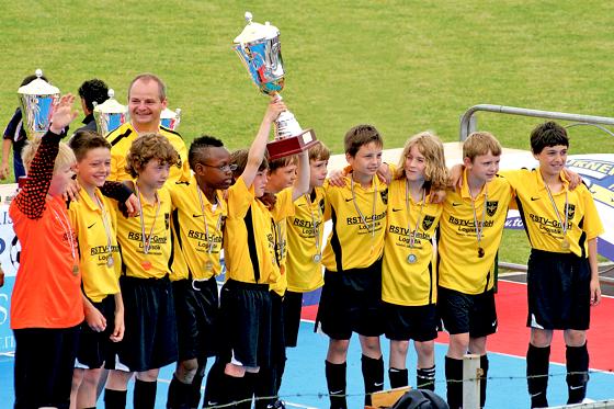 Die jungen ESV-Fußballer konnten feiern mit Cola, Pizza, Eis und Pokal.	Foto: privat